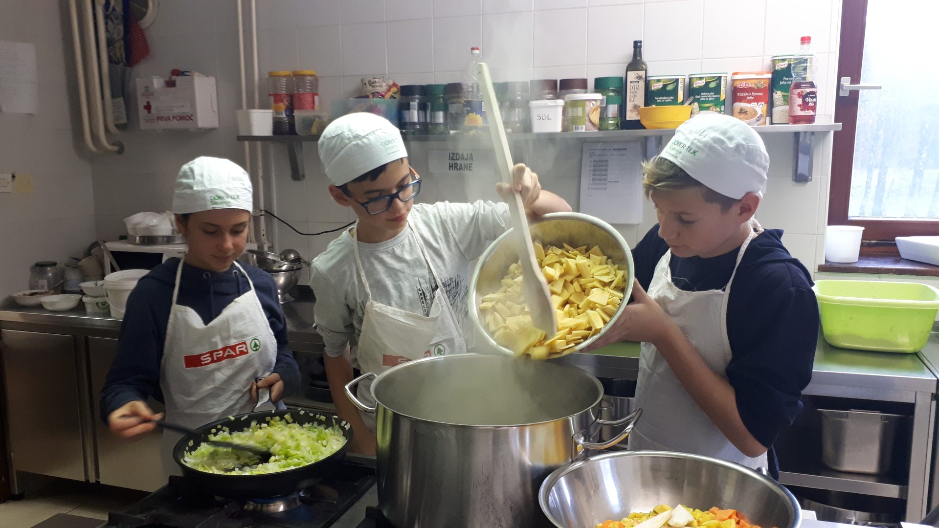 Otroci v kuhinji kuhajo